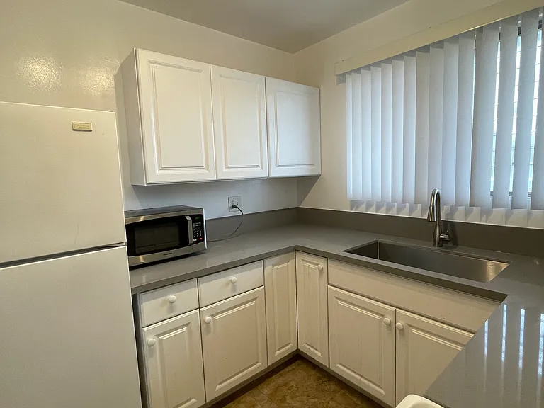 1333 N Fuller Ave #8 — Photo 3