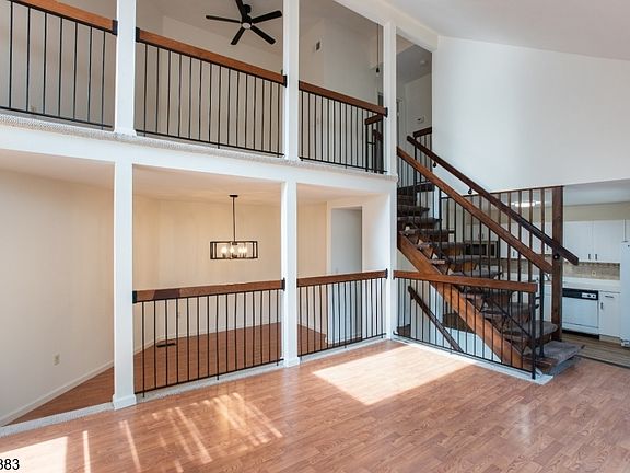 4th image of 3722 Bloomingdale Dr