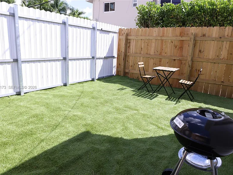 1109 SW 37th Ave #15 — Photo 8