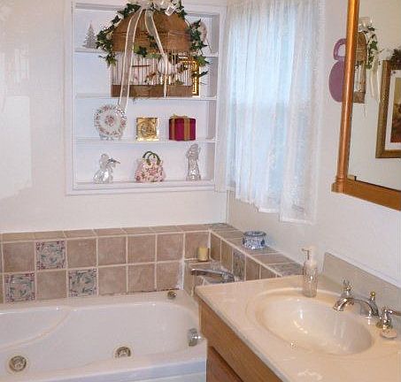 Master bath with Jacuzzi tub