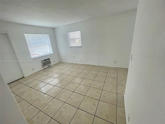 4th image of 726 21st St #4