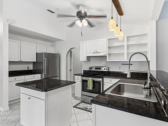 4th image of 610 N Summit Ave