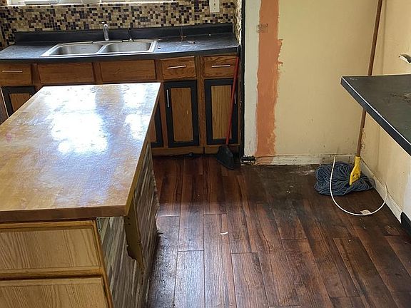 3rd image of 14851 Perry Ave