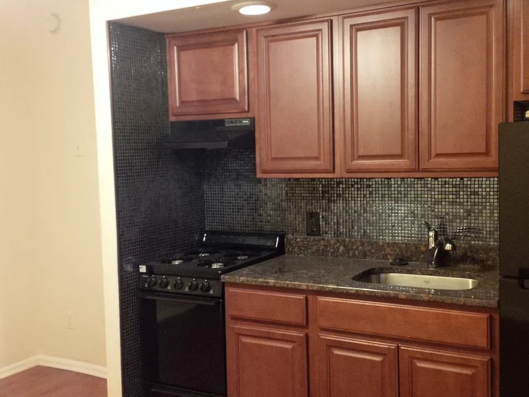 413 Pine St — Photo 2