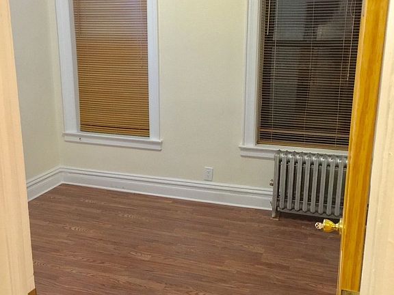 5th image of 2257 43rd St APT 3R