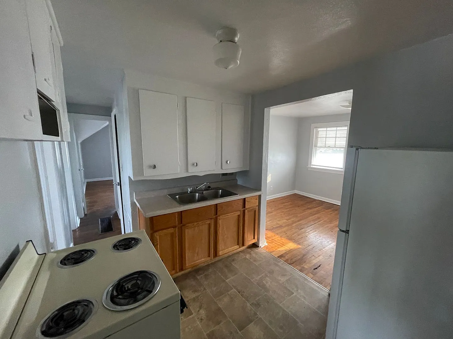 Large 1 Br upstairs apartment - with 2 bonus spaces for storage — Photo 3