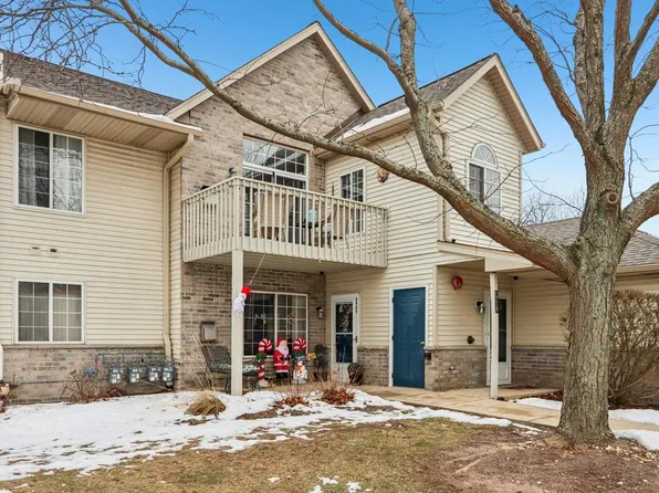 4961 West Maple Leaf CIRCLE, Greenfield, WI 53220