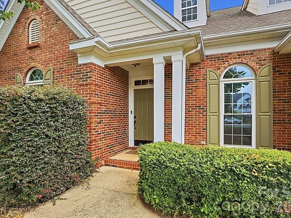 2nd image of 1406 Lockhart Pl NW