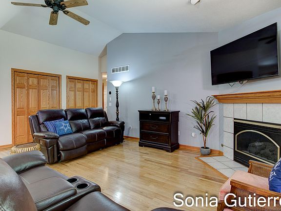 4th image of 726 N 144th Ave