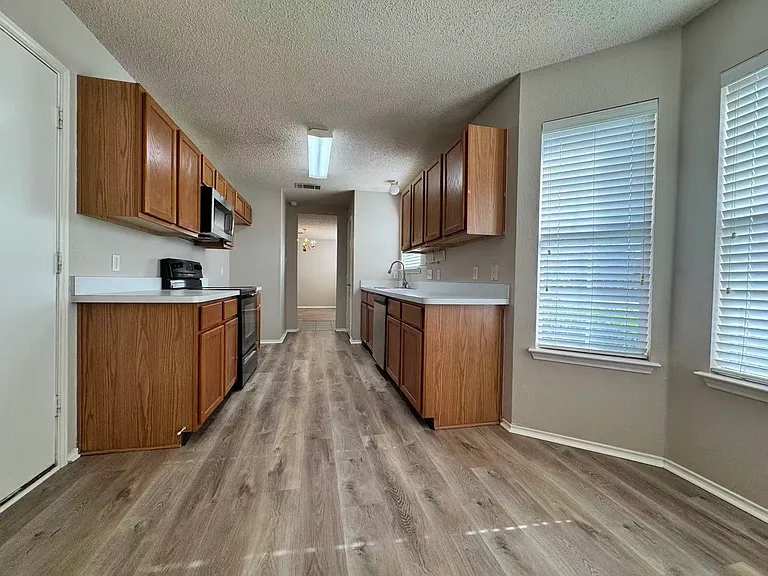 1202 Meadowgate Dr — Photo 8