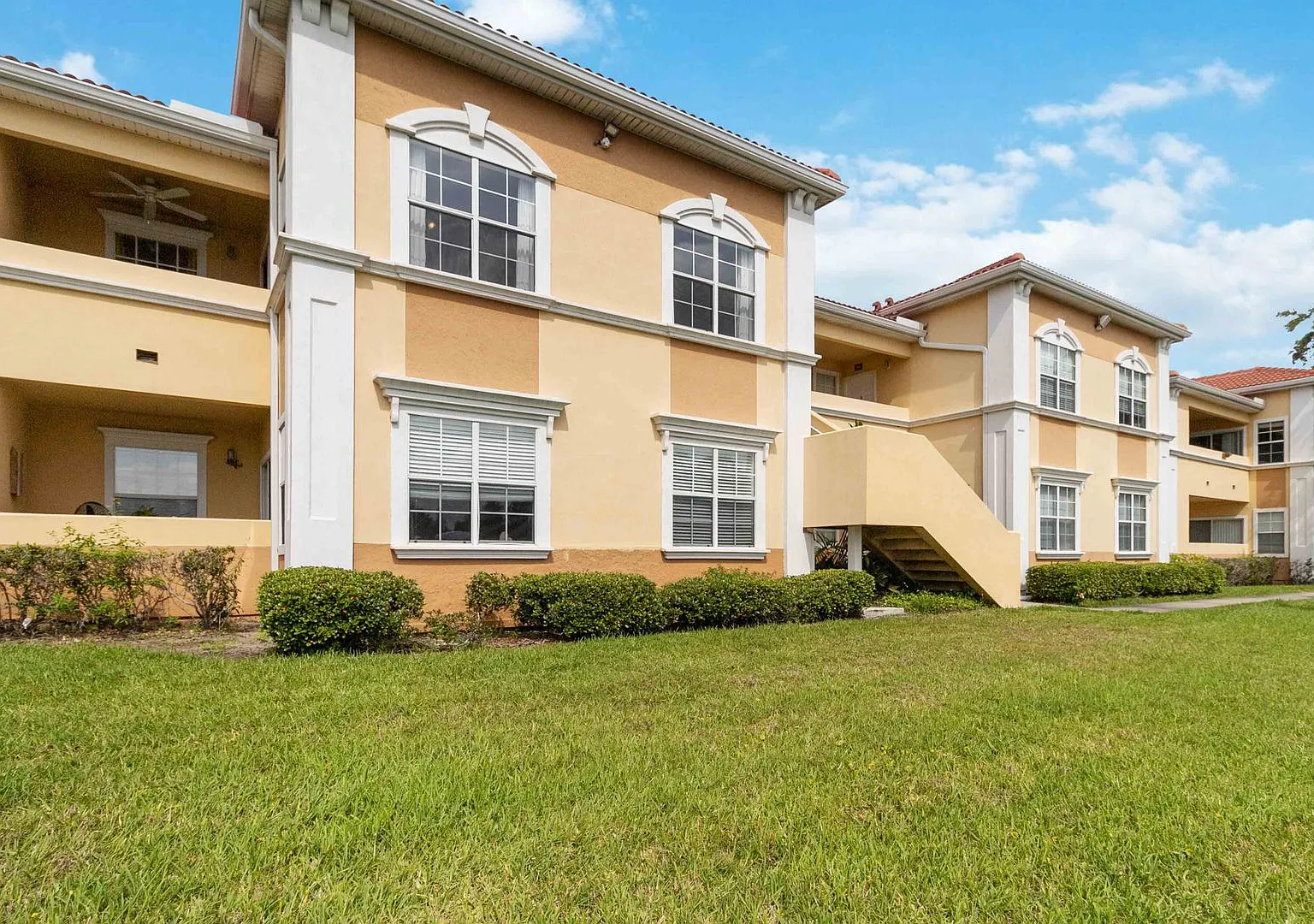Beautiful furnished 2/2 condo with stunning water view available now for a short-term stay — Photo 3