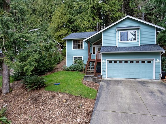 Large lot with gently sloped driveway