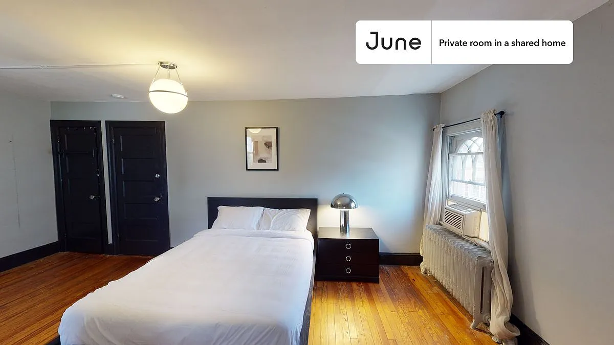 Queen bedroom in 7 bed/3.5 bath home in Woodley Park #115 3A — Photo 2