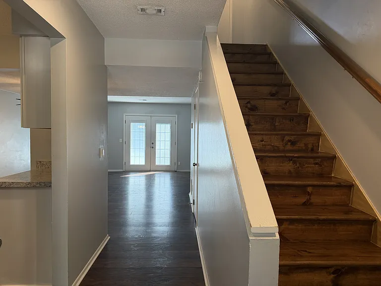 901 Olmstead Dr — Photo 2