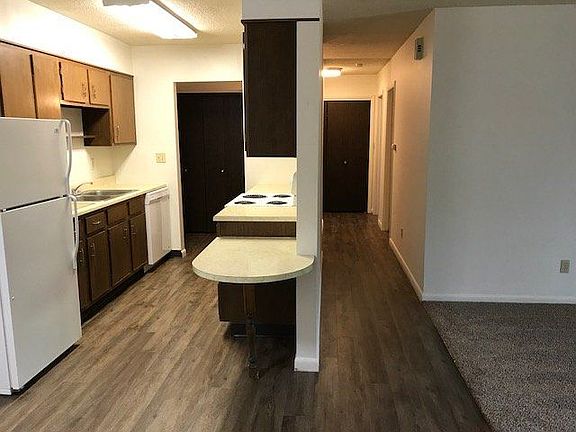 3rd image of 910 10th St W APT 206