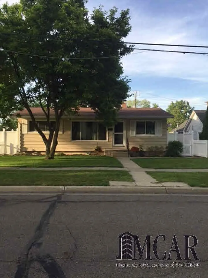 626 W 5th St photo 1