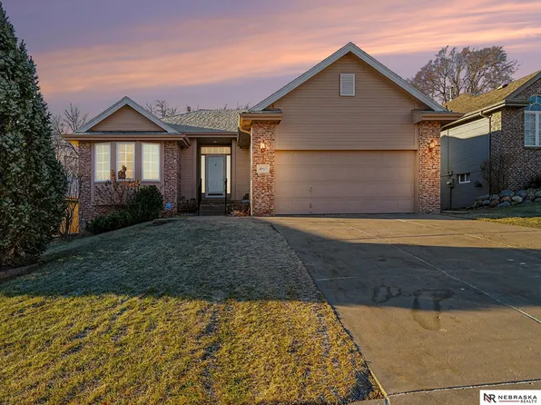 4915 Fountain Dr, Papillion, NE 68133