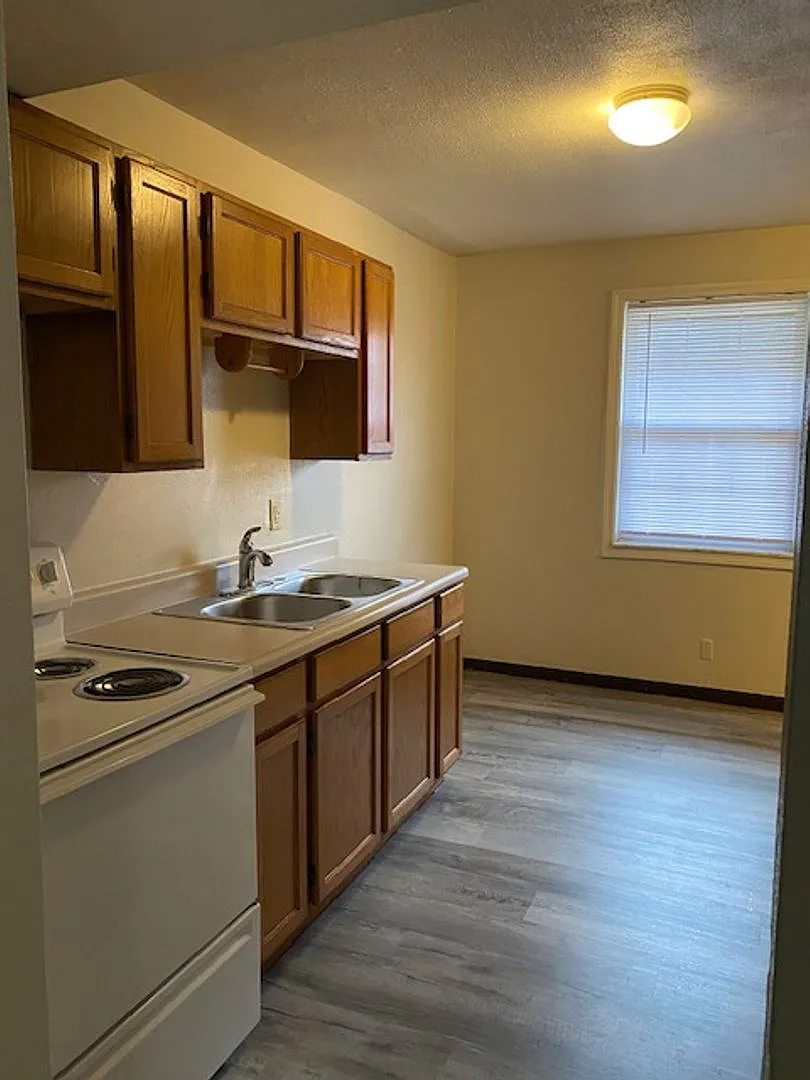 All Large Rooms in this Two Bedroom Apt in Collinsville!! — Photo 3