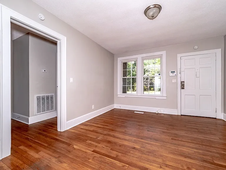 124 Haynsworth St — Photo 3