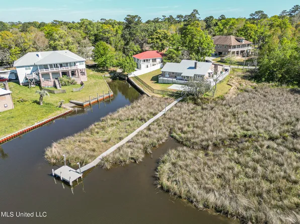 3337 Pine Cir, Ocean Springs, MS 39564