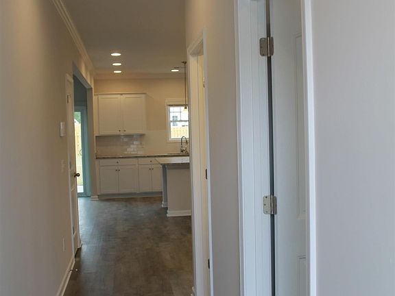 3rd image of 917 Glenwillow Ln
