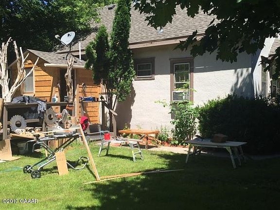 4th image of 222 10th Ave E
