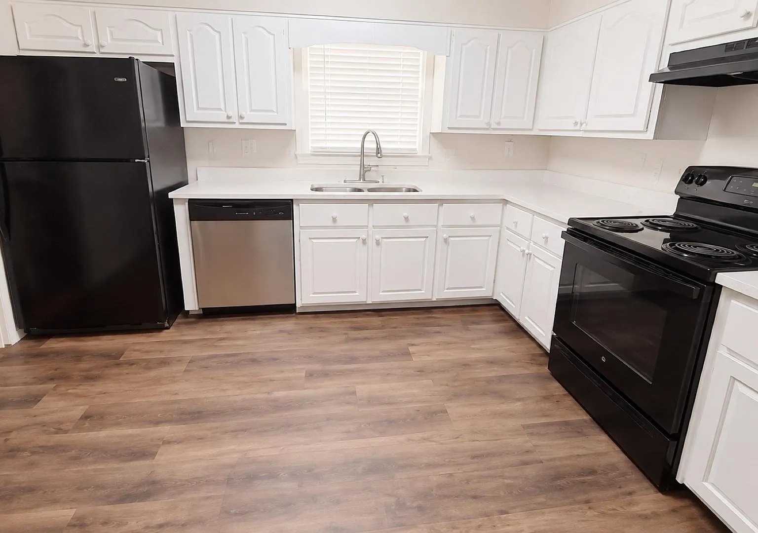 4 bed, 7.0 bath, 2192 sqft, $1,109 — Photo 4