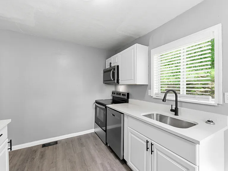 2725 Connecticut Ave — Photo 8