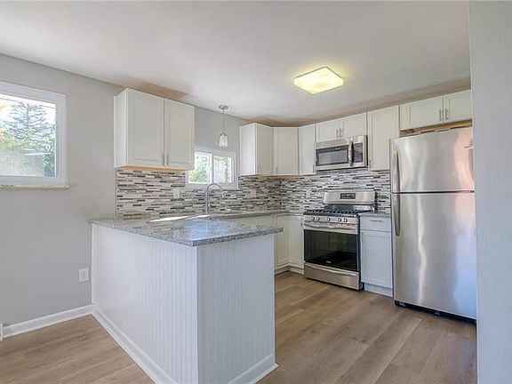 4th image of 224 Fairlawn Dr