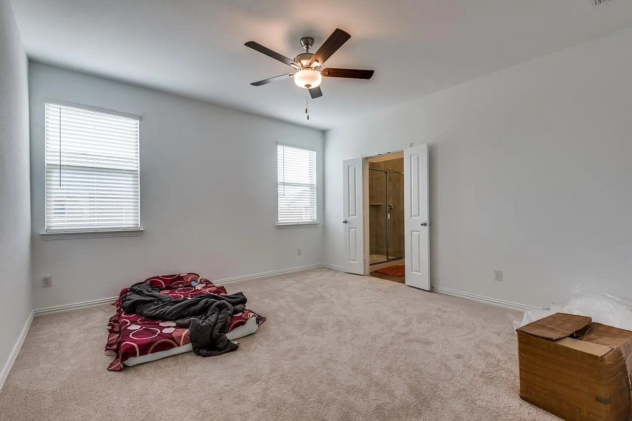 4 bed, 2013 sqft, $2,400 — Photo 4