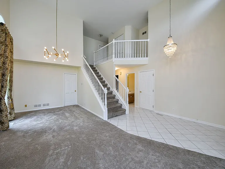 339 Windsor Dr — Photo 3