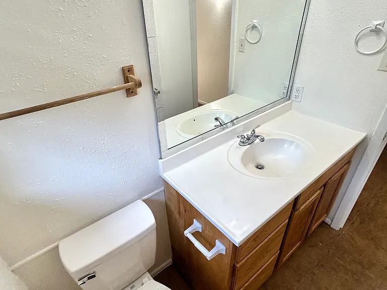 1602 Cloverdale Cir — Photo 6
