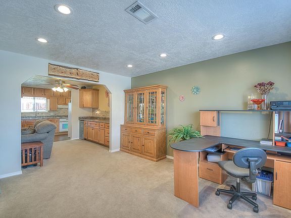 5th image of 404 La Charles Dr NE
