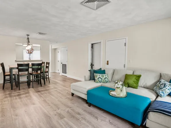 330 Sunderland Rd Unit 2, Worcester, MA 01604