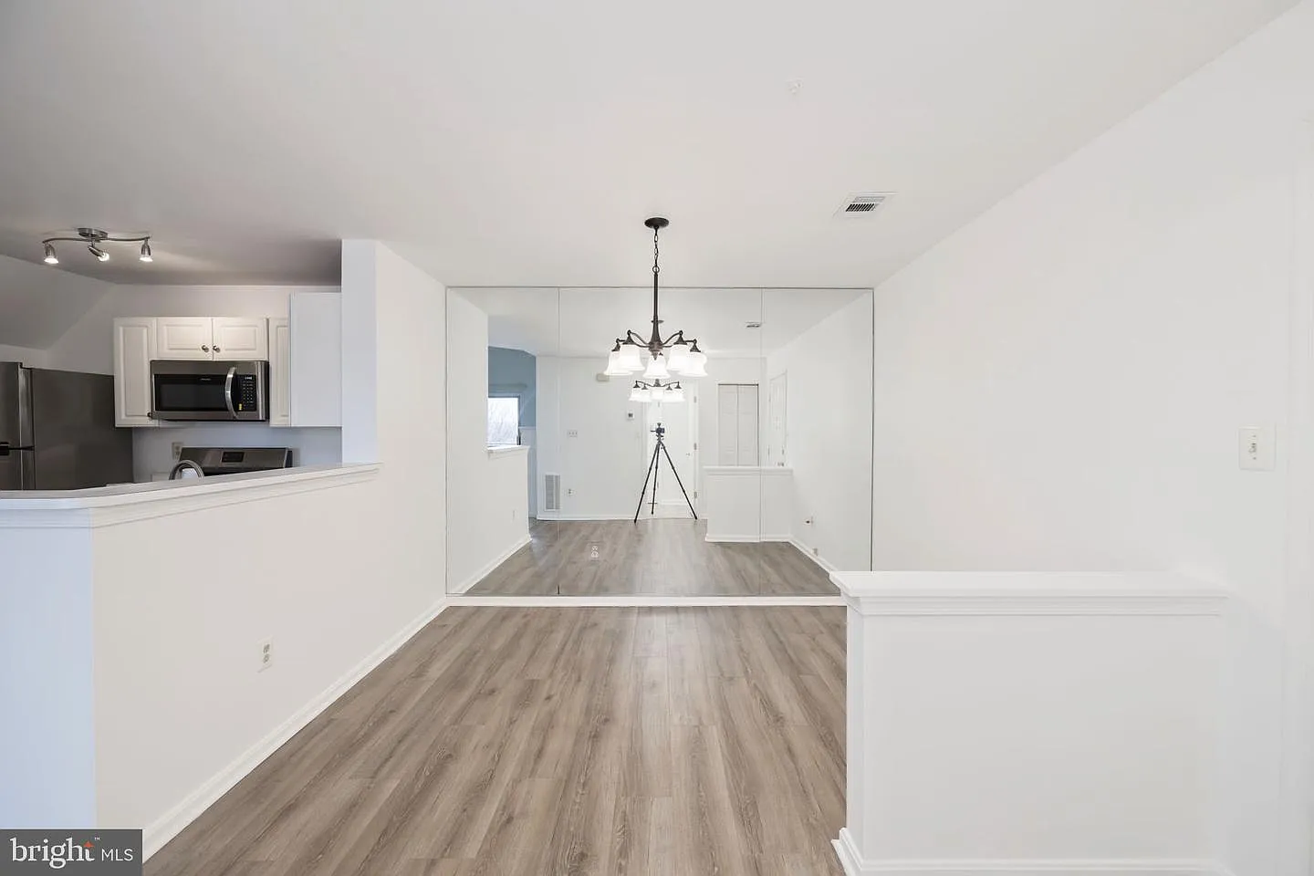 3 bed, 1234 sqft, $2,300 — Photo 3
