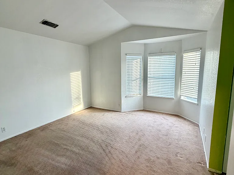 320 Hawthorne Dr — Photo 6