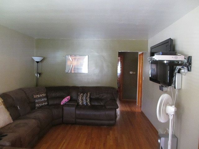 2nd image of 2417 Lincoln St