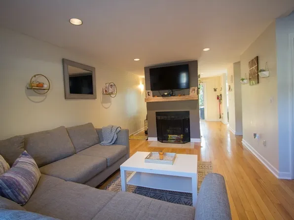 69 Leonard St APT 6, Raynham, MA 02767