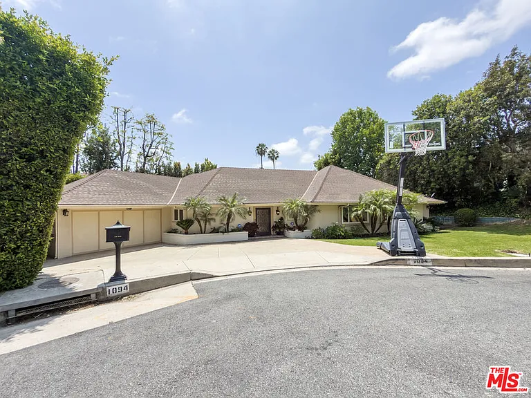 1094 Garden Ln — Photo 8