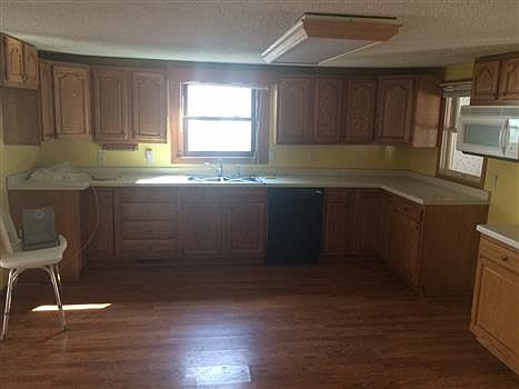 2nd image of 221 W Bluff St