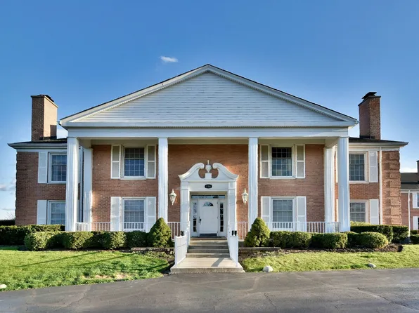 116 Carriage Way Dr APT 215A, Willowbrook, IL 60527