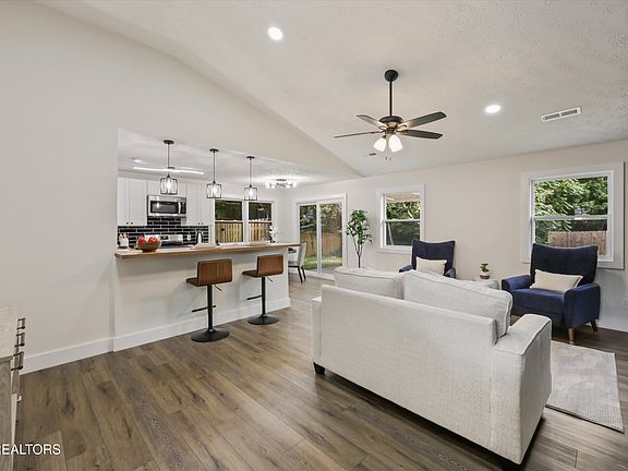 5th image of 3140 Kingsmore Dr