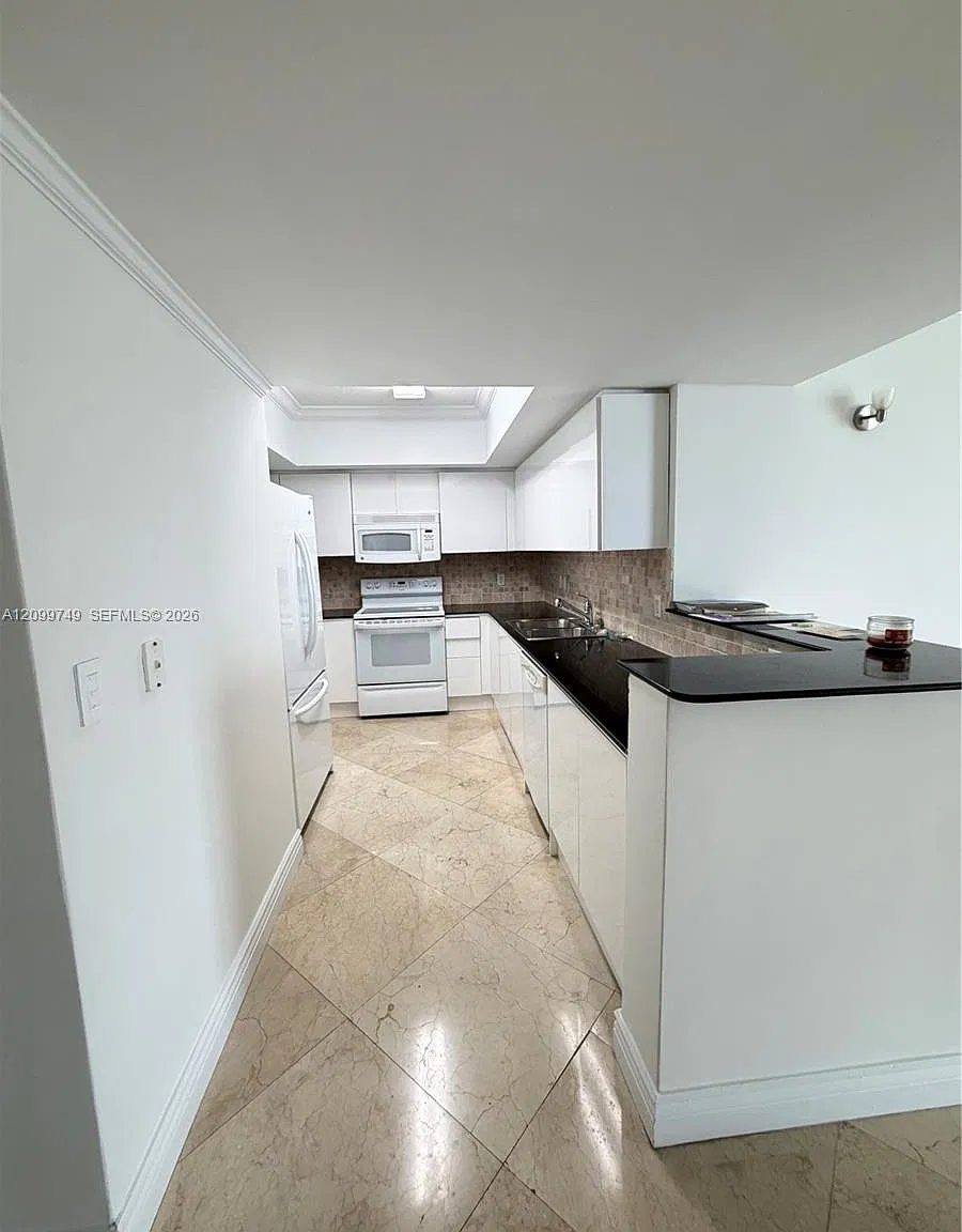 La Perla Condo — Photo 3