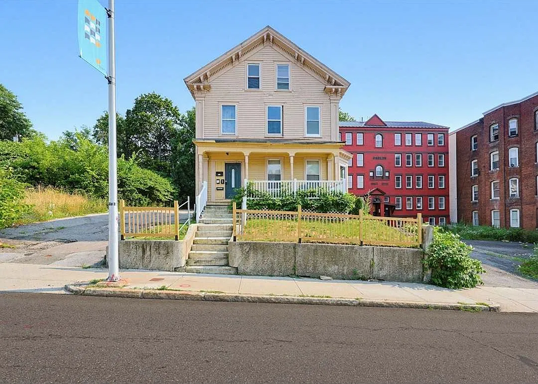 8 bed, 2976 sqft, $1,200 — Photo 1