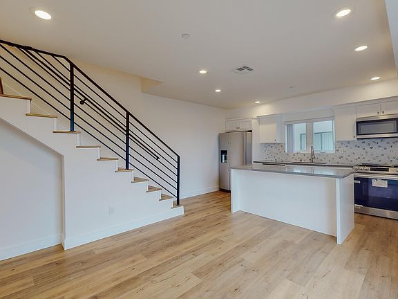 5th image of 532 1/4 N Wilton Pl