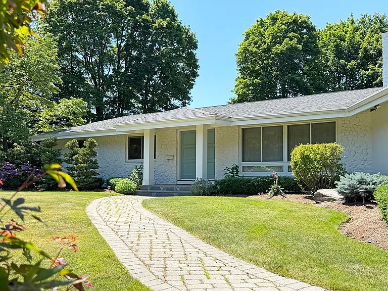 37 Stephen Pl — Photo 1
