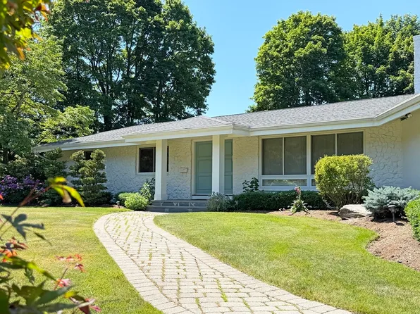 37 Stephen Pl, Newton, MA 02461