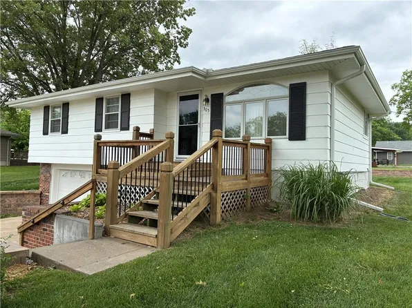 305 N 4th St, Gower, MO 64454