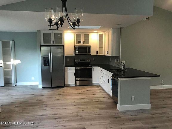 3rd image of 105 1/2 Woodland Dr