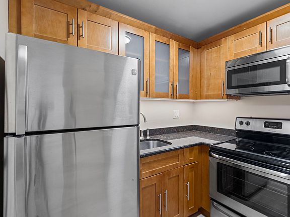 3rd image of 6166 N Sheridan Rd APT 24B